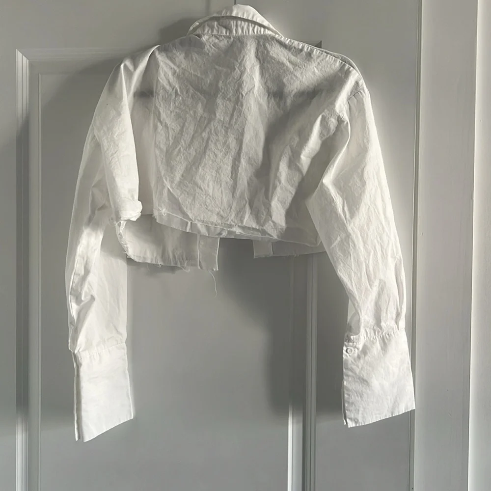 SHEIN Essnce Pocket Front Raw‎ Hem long sleeve
Crop button down Shirt - Picture 4 of 4
